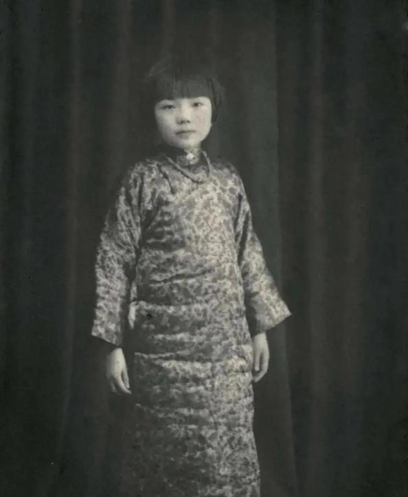 1929年，18岁的丫鬟来凤在厨房偷偷生下孩子，被老妈子撞破，消息传到主母那，主