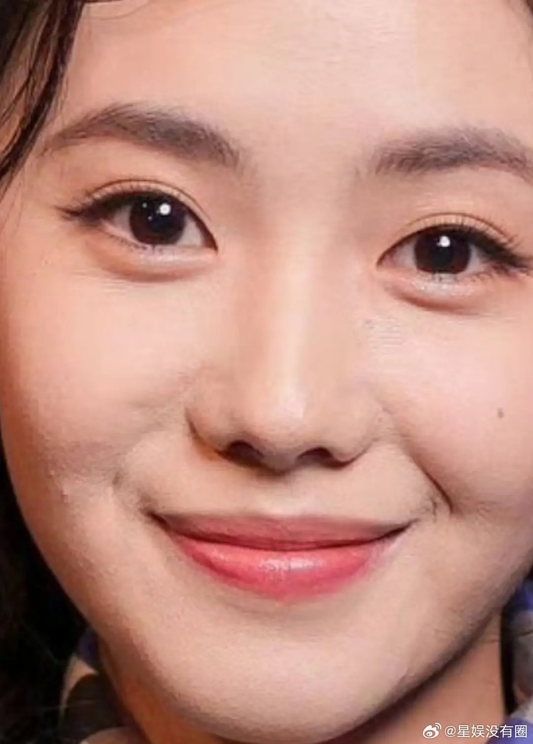 话说刘浩存脸怎么了，生图脸上左边好大的疤，好奇怪…法令纹还分叉，左边像有疤。。。