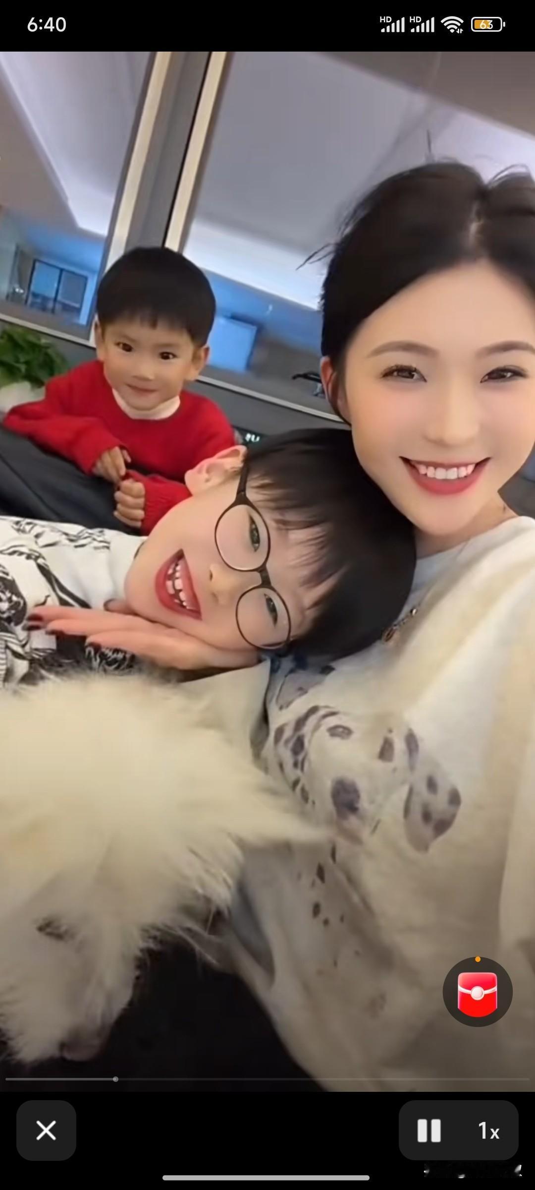怪不得梁靖崑昨天就归队训练了，原来两个儿子，没有一个省心的！大儿子凉皮偷偷