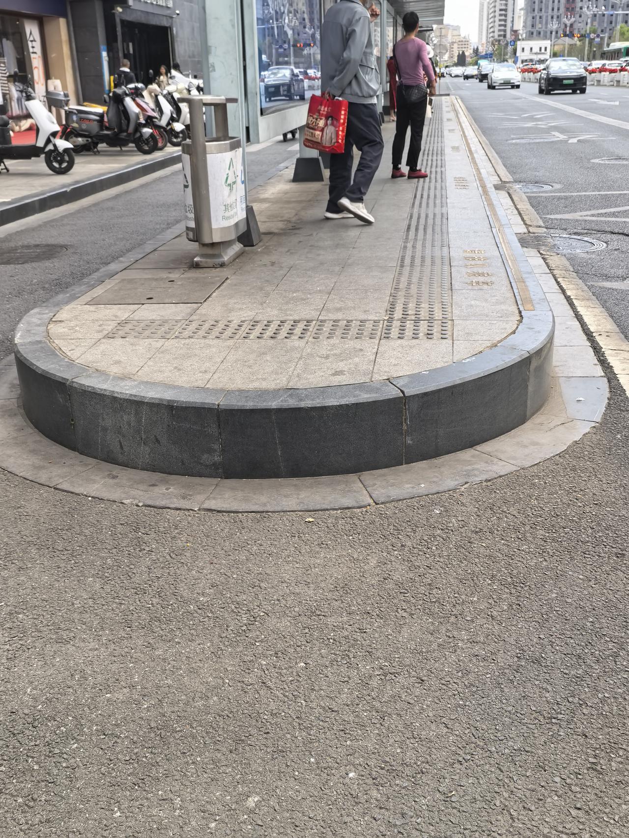 昆明的这个公交站台设在路中间，要穿过飞，非机动车道，如果是要去坐公交车的话还得穿