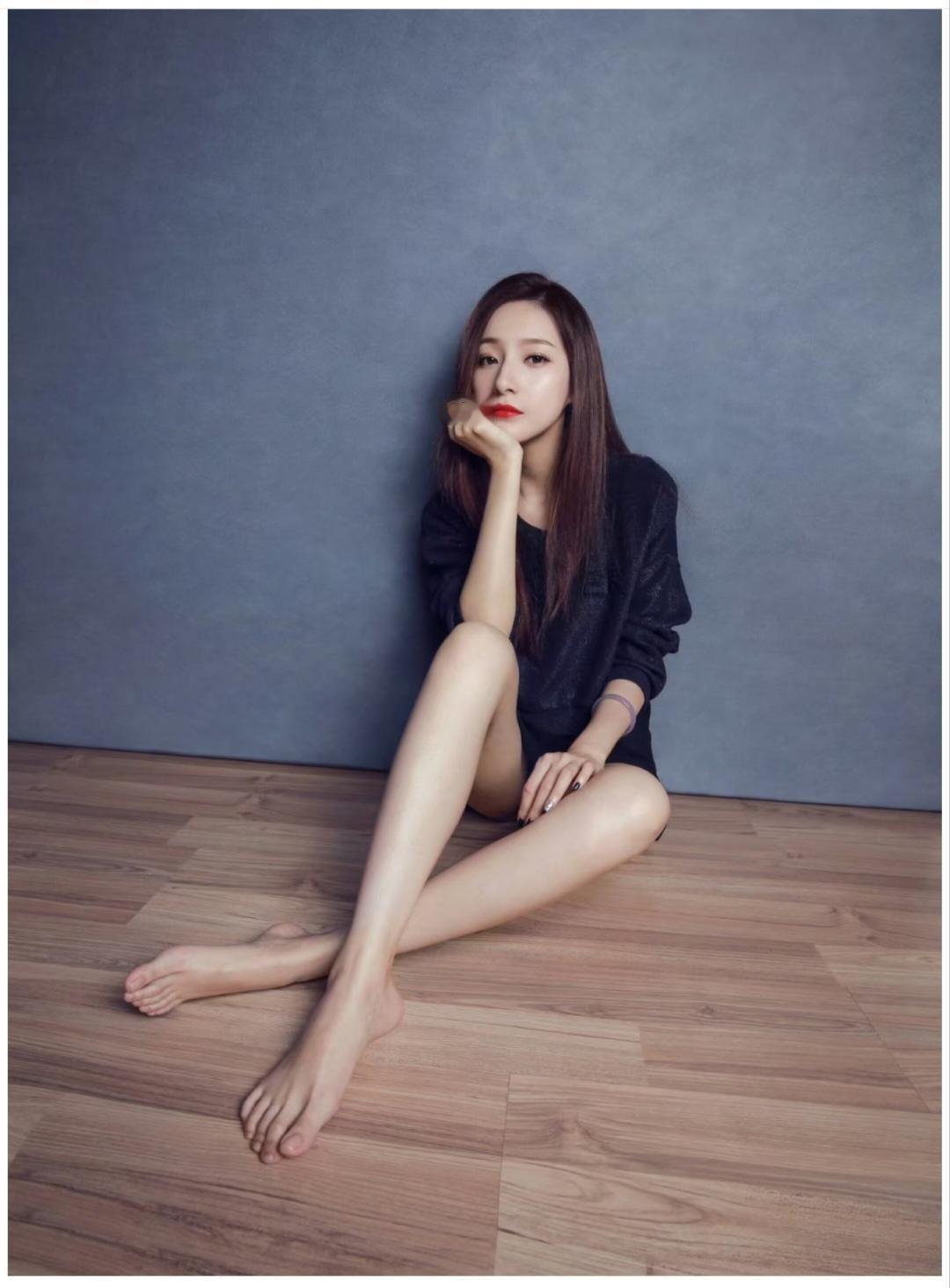 马凡舒，央视最漂亮的女主持之一，就这大脚丫子有点给颜值拉分了。