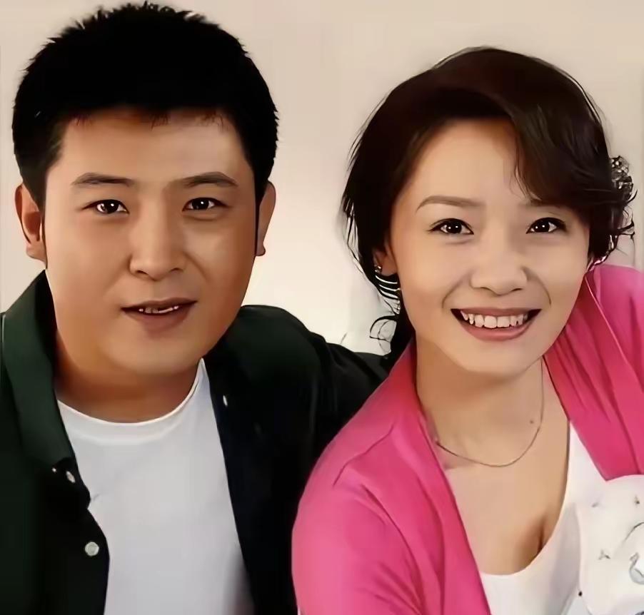 一个58岁的男人，在23分钟的视频里，哭了三次。谣言的刀，最终捅向了他身后的妻