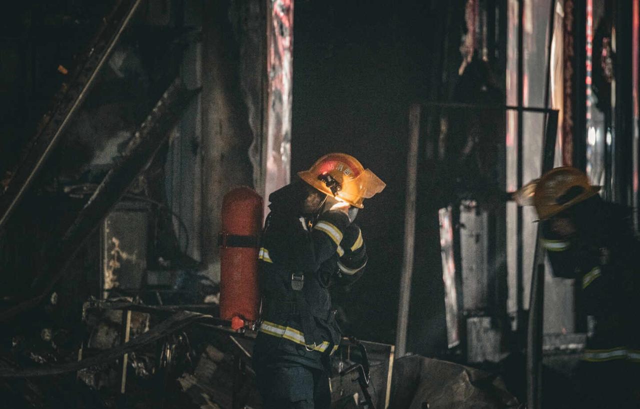 太原茂业附近高楼火灾直击致敬逆行的消防员太原茂业附近高楼火灾直击致敬逆行的消防