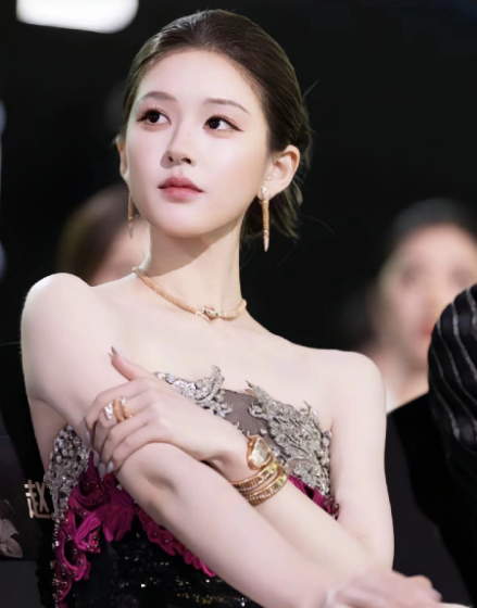 赵露思的演技一直争议挺大。有人说她演技一般还会营销自己，这也不是空穴来风。之前她