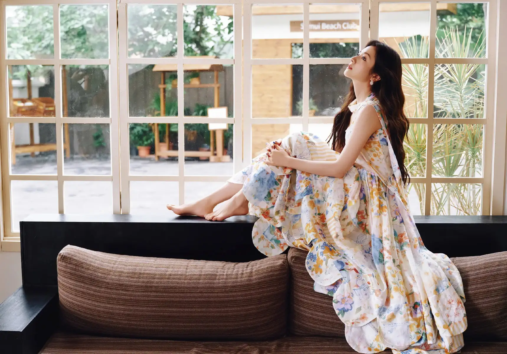 李兰迪化身春日花季少女！绽放灿烂笑容明媚动人