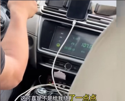 上海这位出租车司机，你快把脸上的“贪”字擦一擦吧！一位女乘客爆料，平时60块搞定