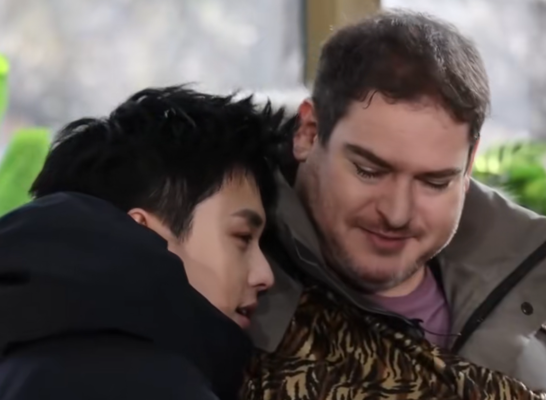 翟子路依偎在张踩铃老公的肩膀上，一脸娇羞，“大胖媳妇儿”杰米不时与他聊几句——画