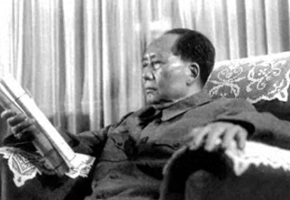 因为他忠心耿耿，毛主席打破党内不送礼物的惯例，送给他一块名表“1945年8月2