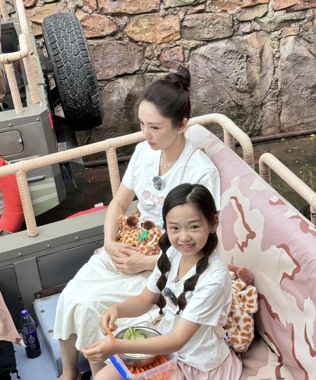 董璇和女儿小酒窝在郑州银基动物王国游玩，她们穿着母女装，脸型五官长得非常像。小酒