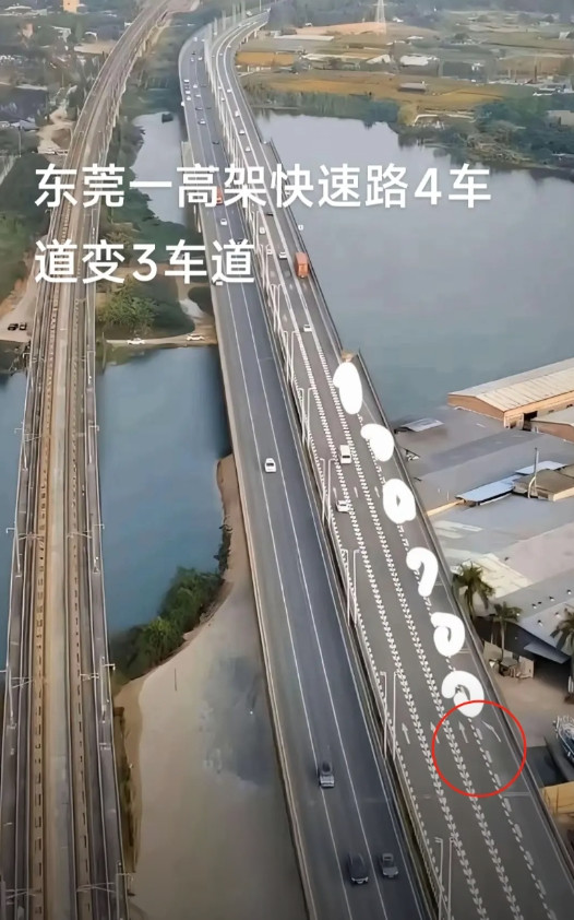 东莞高速四车道变三车道，其实仔细看，路边有醒目的标志的，那么大的一个左拐箭头，还