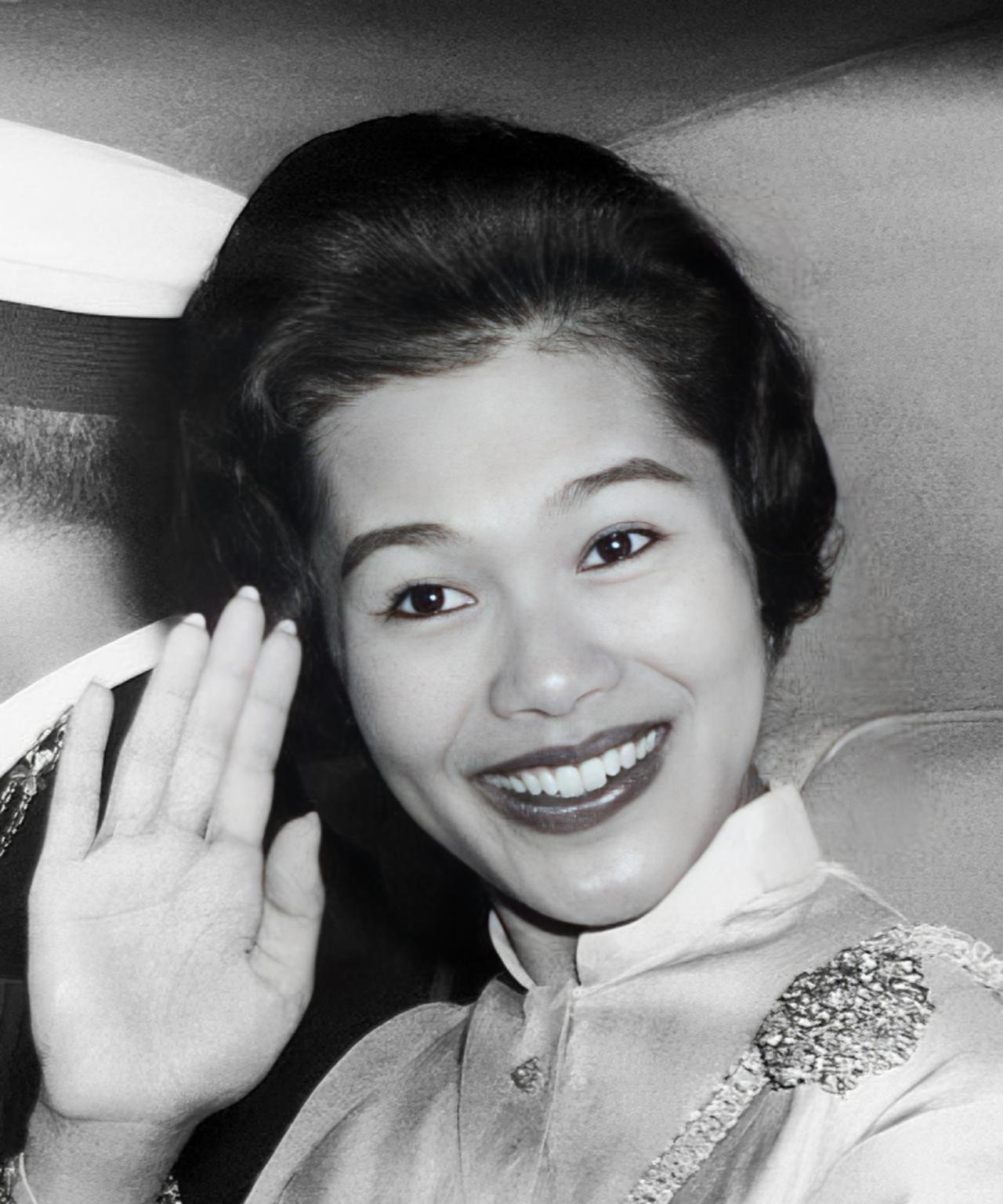 诗丽吉的顶尖审美，穿搭放到现在都不过时诗丽吉堪称亚洲极具传奇色彩的王后。她出身