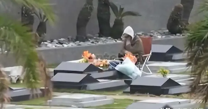 具俊晔雨中祭拜大S 跪地痛哭两分钟显深情