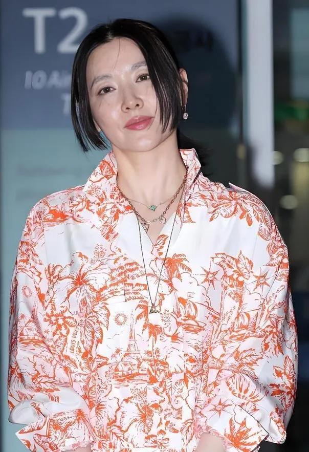 李英爱状态好好！😍微胖身材也能穿出高级感，印花衬衫配白裤，温柔又贵气。岁月