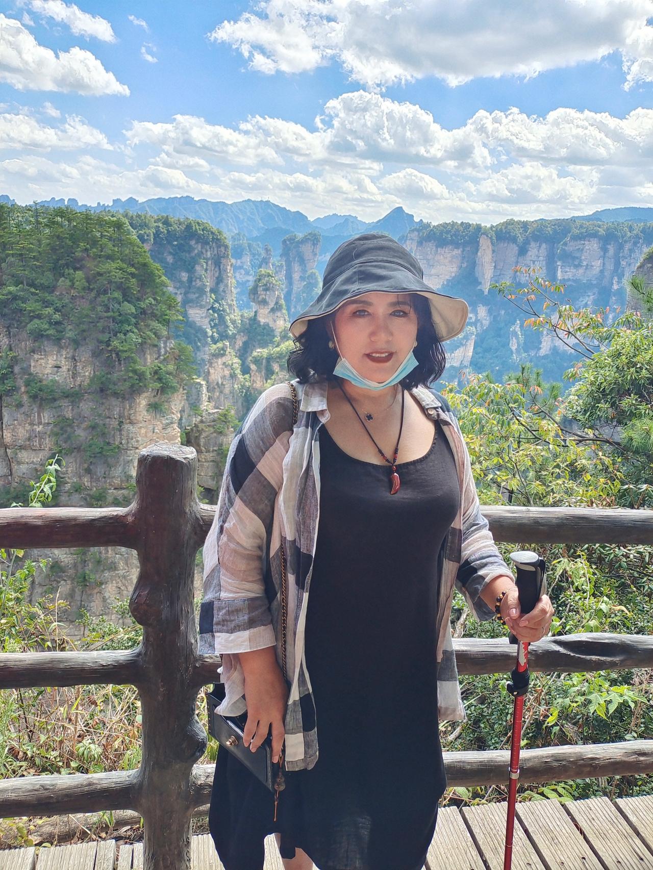🌿张家界行记终于亲眼见到了课本里的奇峰三千！站在观景台，被大自然的鬼斧神工