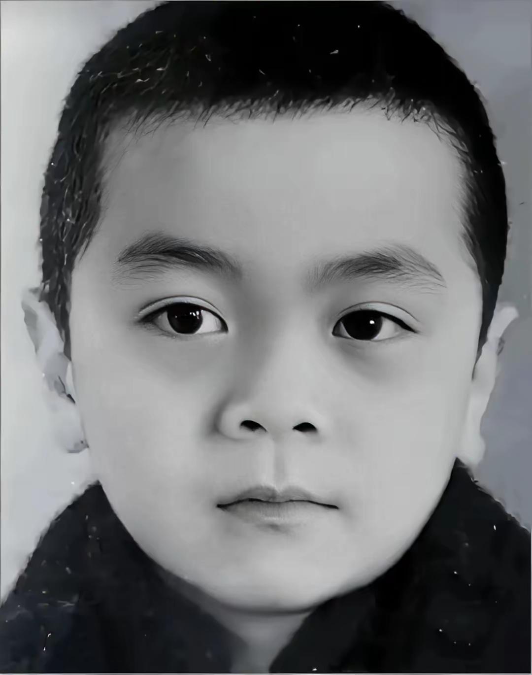 这个小孩子长大后，名气可大了。你能猜到他是谁吗？