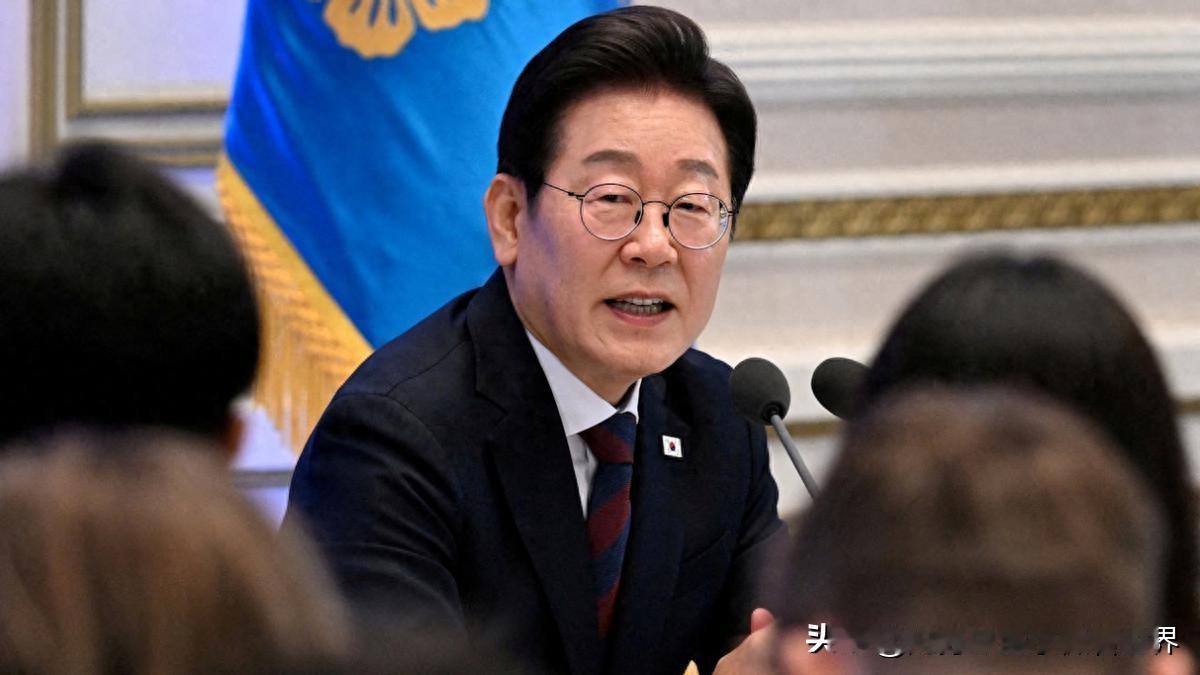美国为什么低规格接待李在明，原因很简单。李在明出访的第一站放在了日本。按理说，李