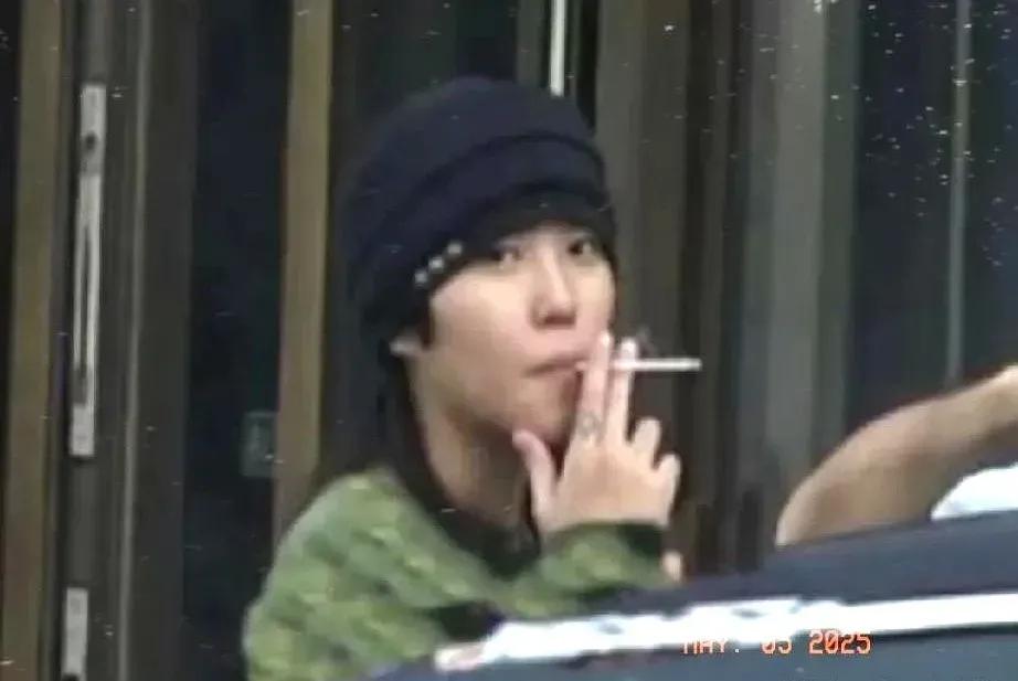 没有对比就没有伤害！王菲两个女儿，竟然都是烟民。窦靖童抽烟大家都知道，