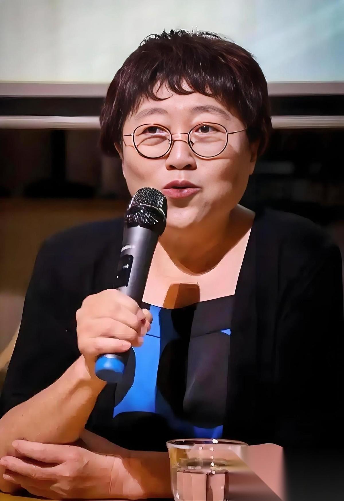 李银河说过一句话：“女性在床上被动，是个天大的误会。”这句话值得每个男人抄下来，