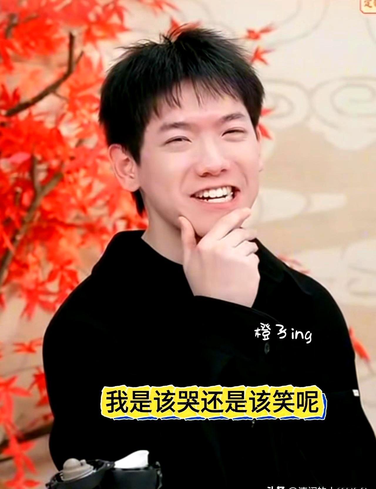 直播间里，弹幕蹦出一句“极品男人来了”。董宇辉瞄一眼，转头逗传熙：“年纪轻