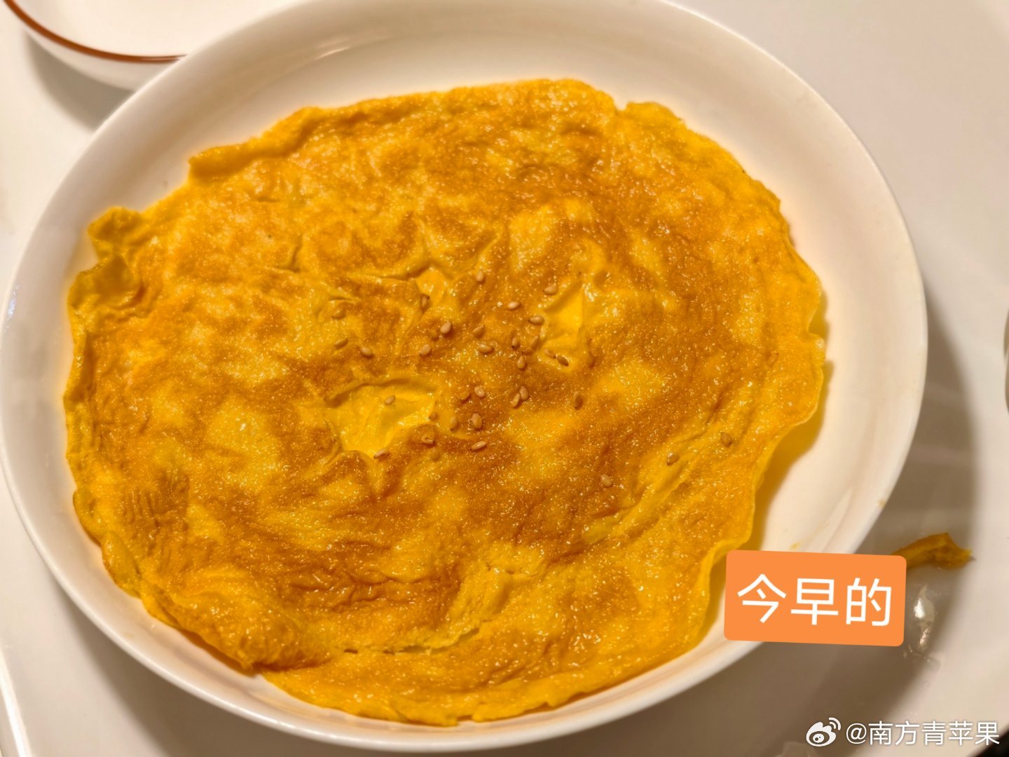 昨晚的六个菜有三个是大美做的（青菜、黄瓜、鸡蛋），摊鸡蛋是她临时来了灵感，往鸡蛋