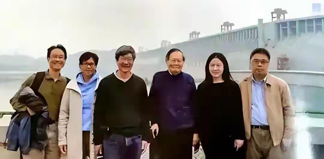 2018年，杨振宁和夫人翁帆共游三峡，三个孩子出镜，一家人其乐融融