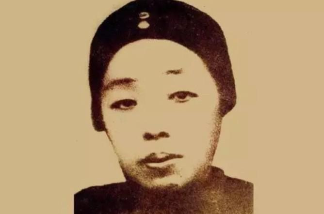 1889年，49岁老秀才胡铁花，看中了17岁的农家女冯顺弟，派媒人说亲。冯母怒斥