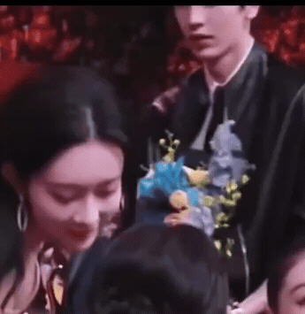 这两个人眼神慢动作，说没爱过，谁信啊。孟子义正跟白鹿说着话，这时，张凌赫走