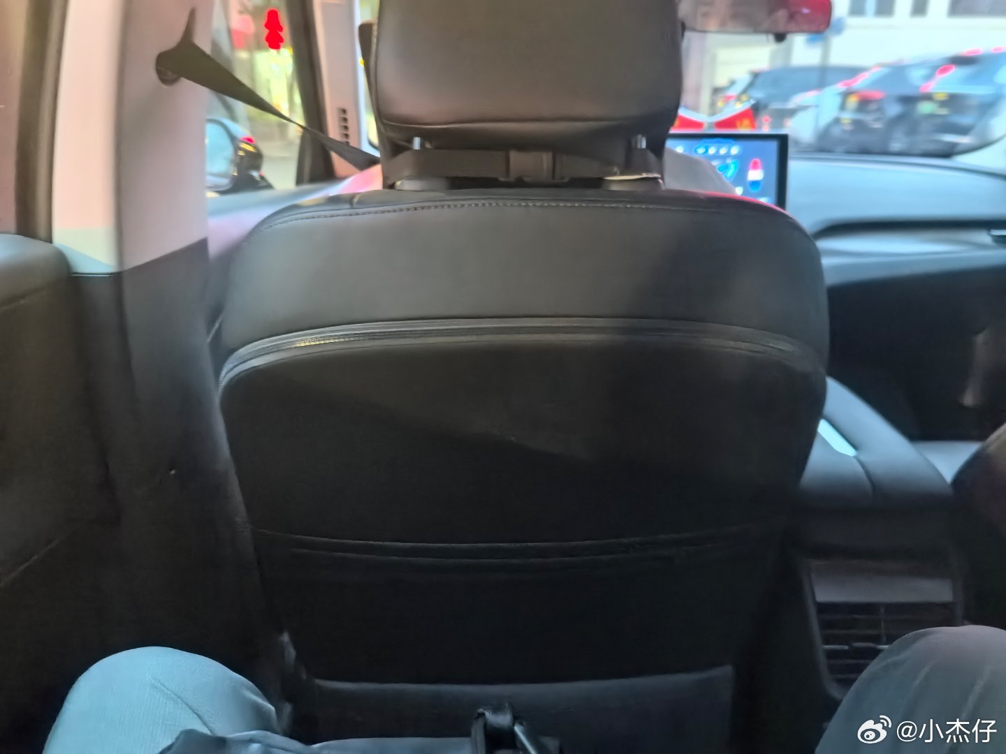 滴滴也就多花几块钱打了个轻享，来了辆红旗，上车后，先问空调温度怎么样？那个态度叫