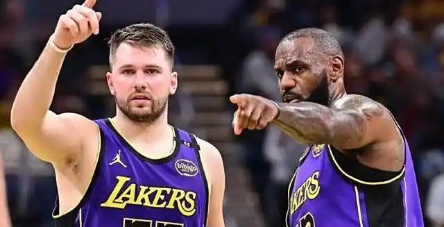 大家不会认为湖人少个詹姆斯也能随便赢勇士吧？首先是强队，只是几个主力年纪大，现