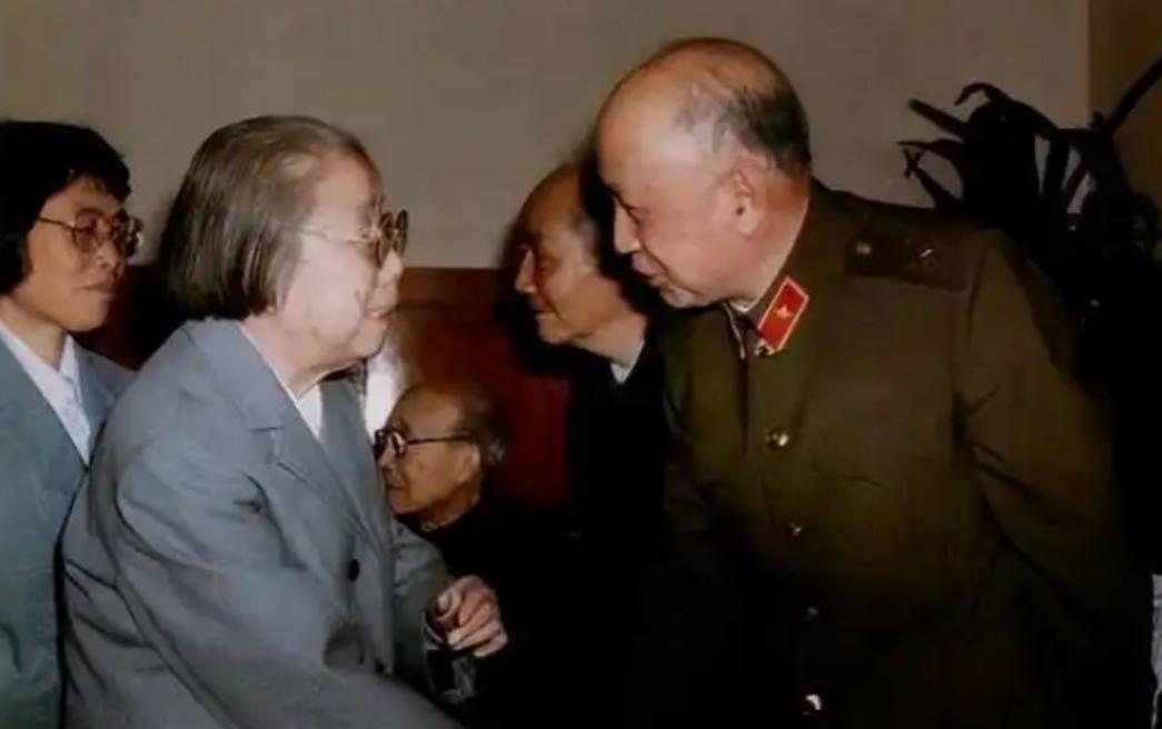 钱学森晚年接受采访时提起，他曾对邓颖超说：“我要叫您老师啊！”邓奶奶却一脸惊讶的