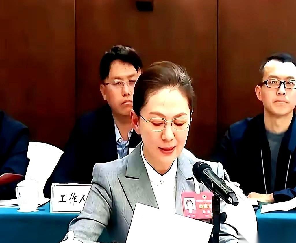 刷到海霞当河南大学副校长，我差点把手机扔了。第一反应就是：开什么国际玩笑？还