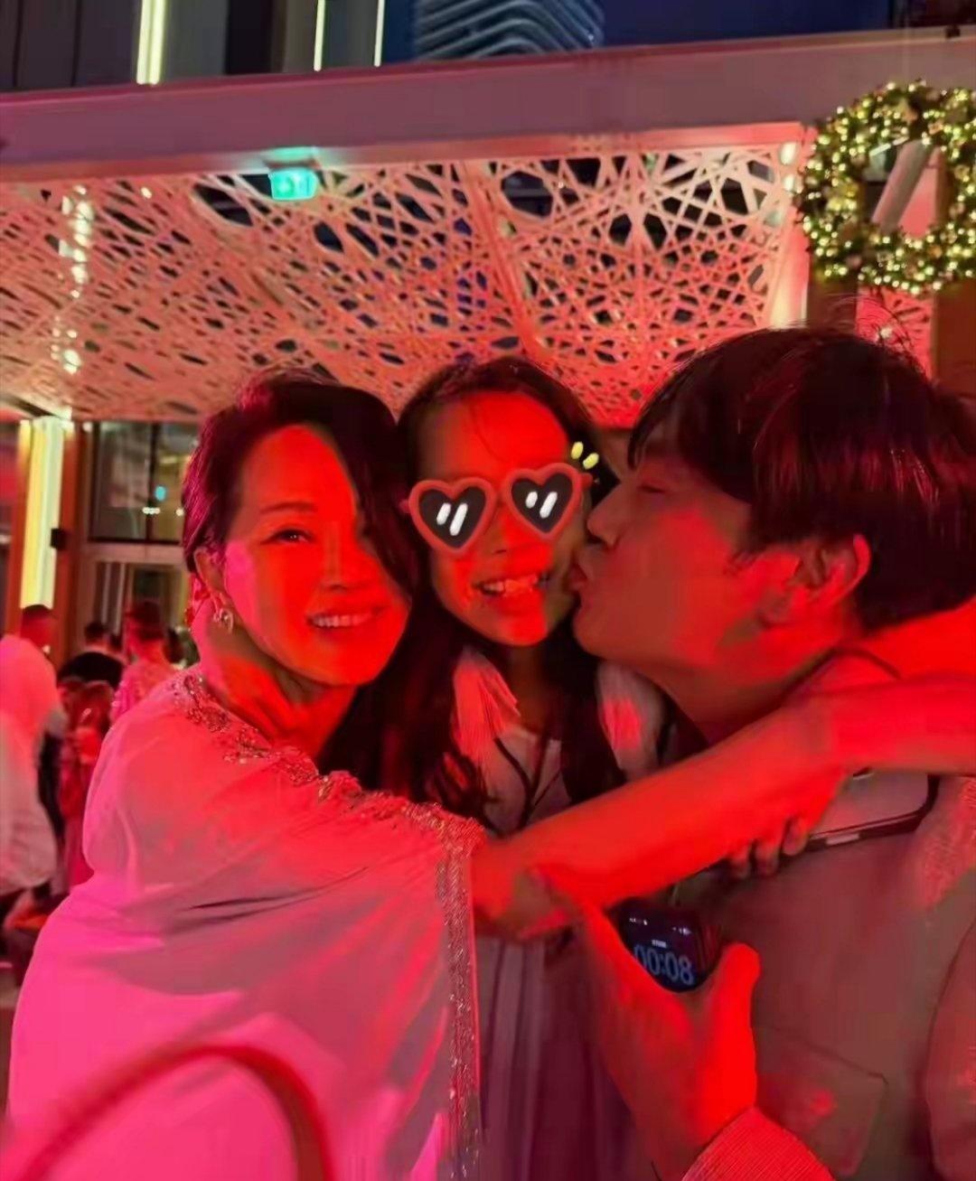 伊能静情人节晒全家福合影，和老公秦昊甜蜜比心，一家人幸福满溢​​​