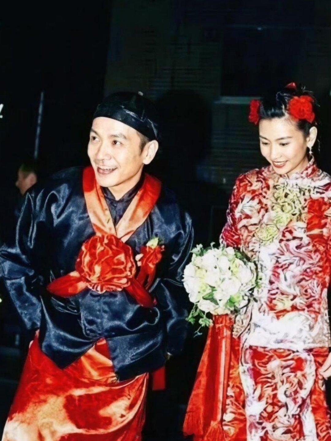 1999年邱淑贞和老公的中式结婚照这风格有点儿大胆呀