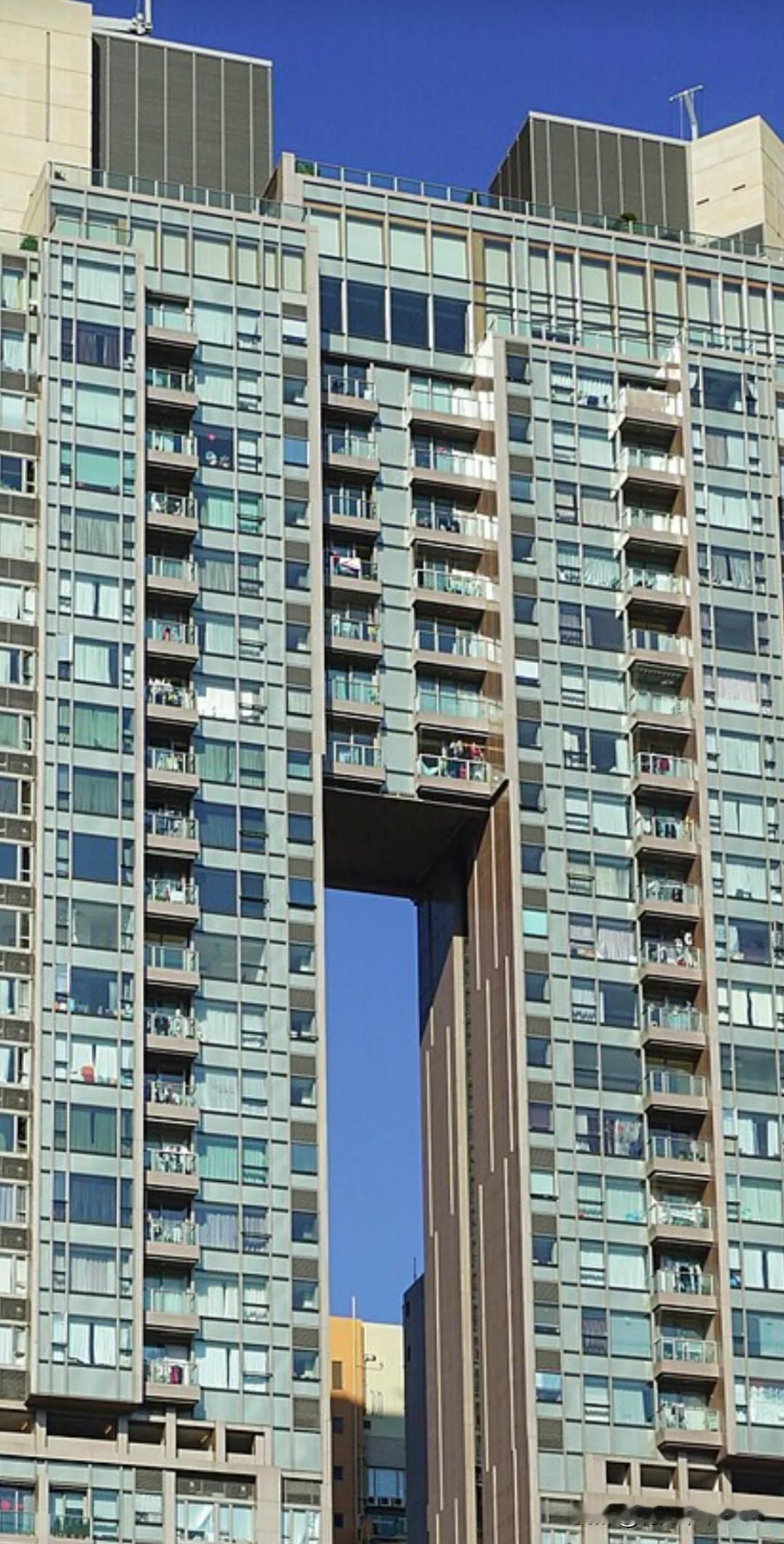 空中连廊最底下这两户，可以在家中尽情蹦跳也算是一个卖点！