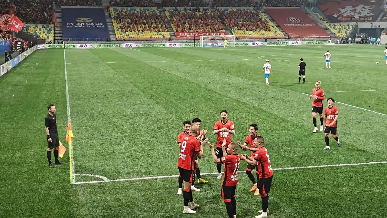 成都蓉城开怀大笑，青岛西海岸哭得是泣不成声：蓉城你们也太不给面子了，居然给我们来