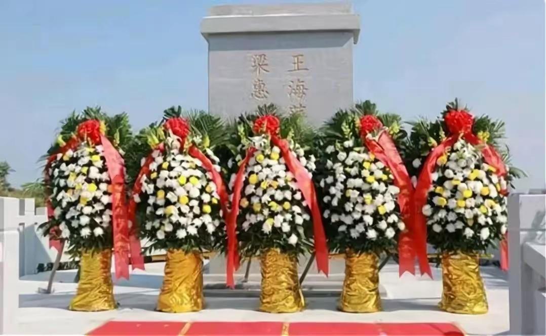 1931年，怀孕8个月的慧贞被推上刑场。突然，她摘下手表递给了刽子手：“别打肚子