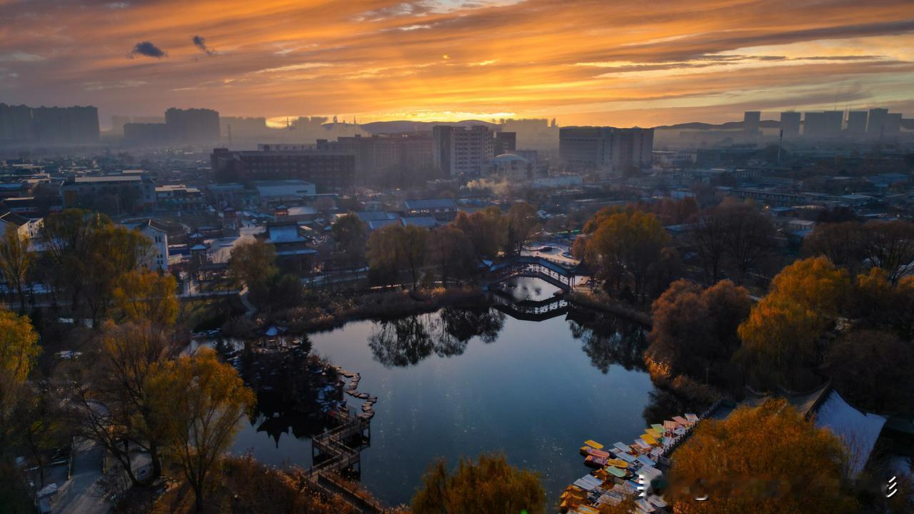 摄影人拍摄日记《仁寿山冬日里的暖色回响》挎着相机走在仁寿山的石阶上，风裹着西