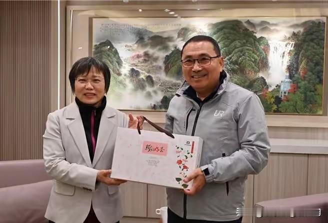 侯友宜昨天一通操作，直接把自己的真面目扒得底朝天！前脚刚给绿营市长候选人苏