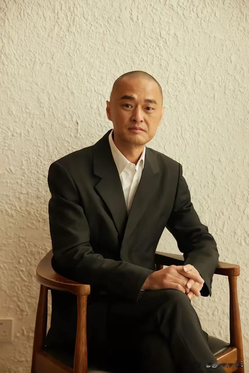 冯唐说:“怎么判断同事是人是鬼,就一句话,善者独来独往,恶人才成群结队,恶人是没