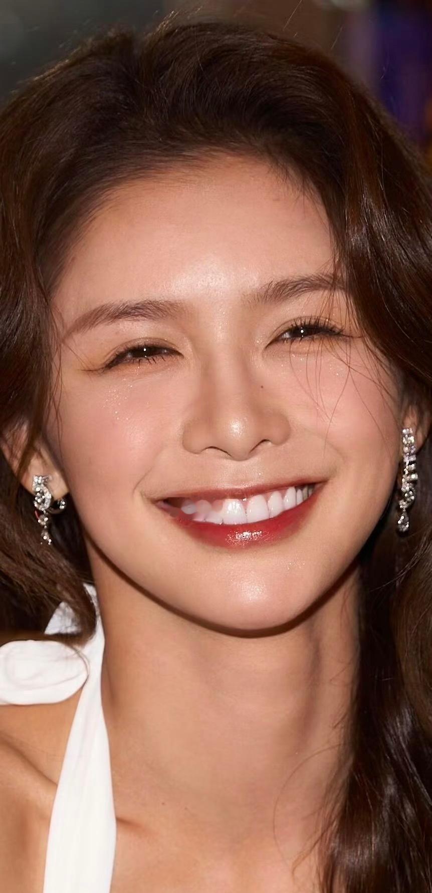 蔡卓宜这笑容，是人间小太阳吧，美的让人着迷