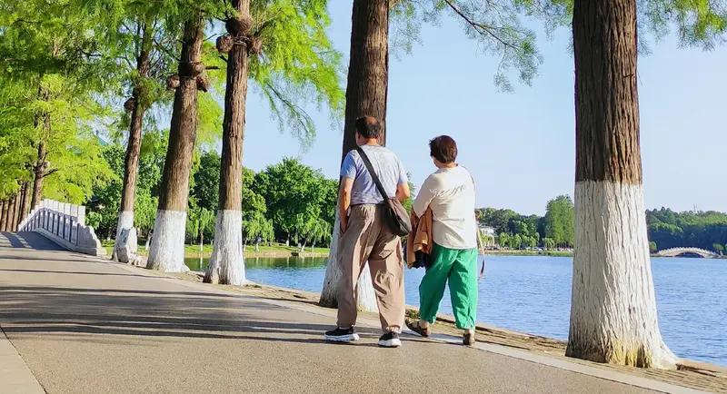 65岁老人锻炼，慢跑还是散步好，得看个人身体状况。要是身体素质不错，慢跑是个好选