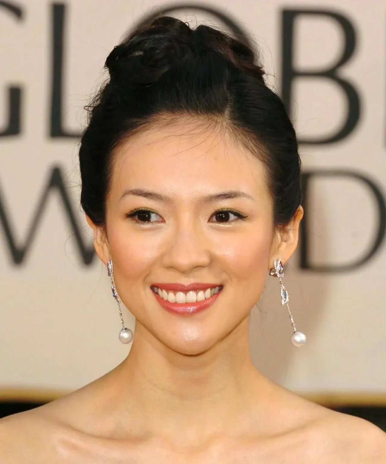 年轻的章子怡真的笑靥如花，明媚如春光，有一种蓬勃向上的生命力。#章子怡#