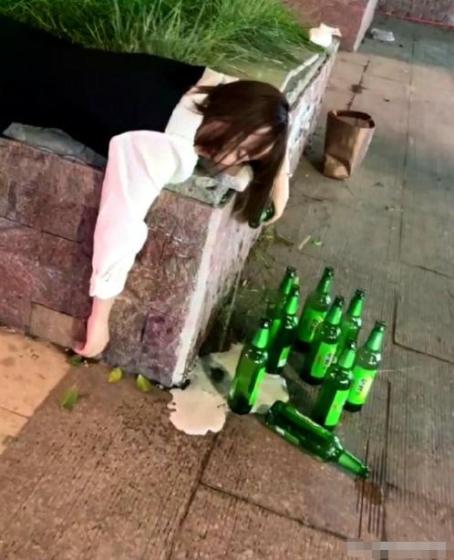 令人愤怒！2024年，一个姑娘被所谓的“朋友”趁着醉酒脱去了衣服，遭受了长达几个