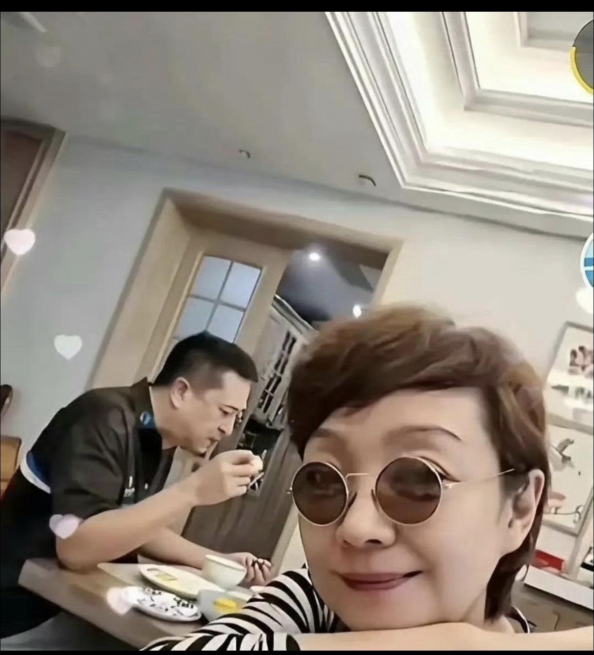 张嘉译王海燕的家，里面很朴实的装饰，吃完了让张嘉译的洗碗擦地。。非常喜欢看他俩的