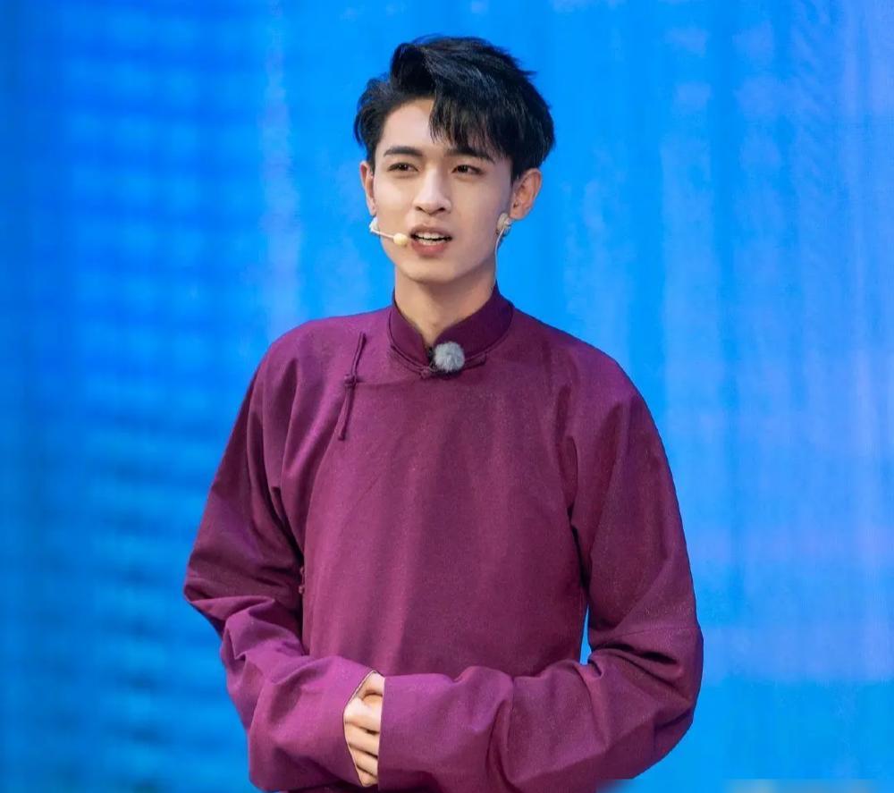 赵又廷一句话，戳破了所有“粉丝”的终极幻想。当着秦霄贤的面，他轻飘飘地问：“听