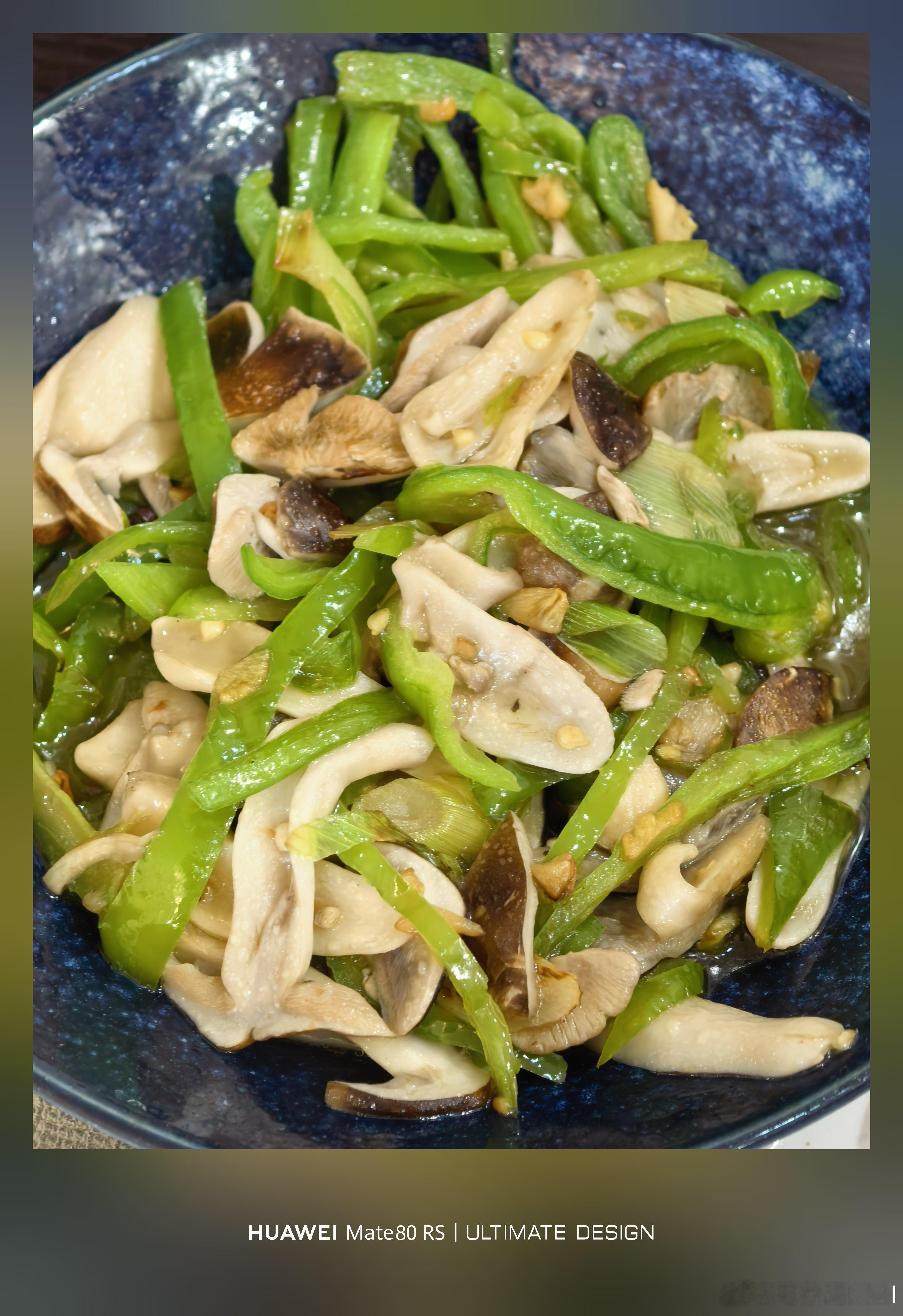 恰晚饭了嘿嘿阿姨做的：酸菜鸭血、青花椒鸡翅、盐煎肉、青椒炒姬松茸、黄油蒜蓉虾、清