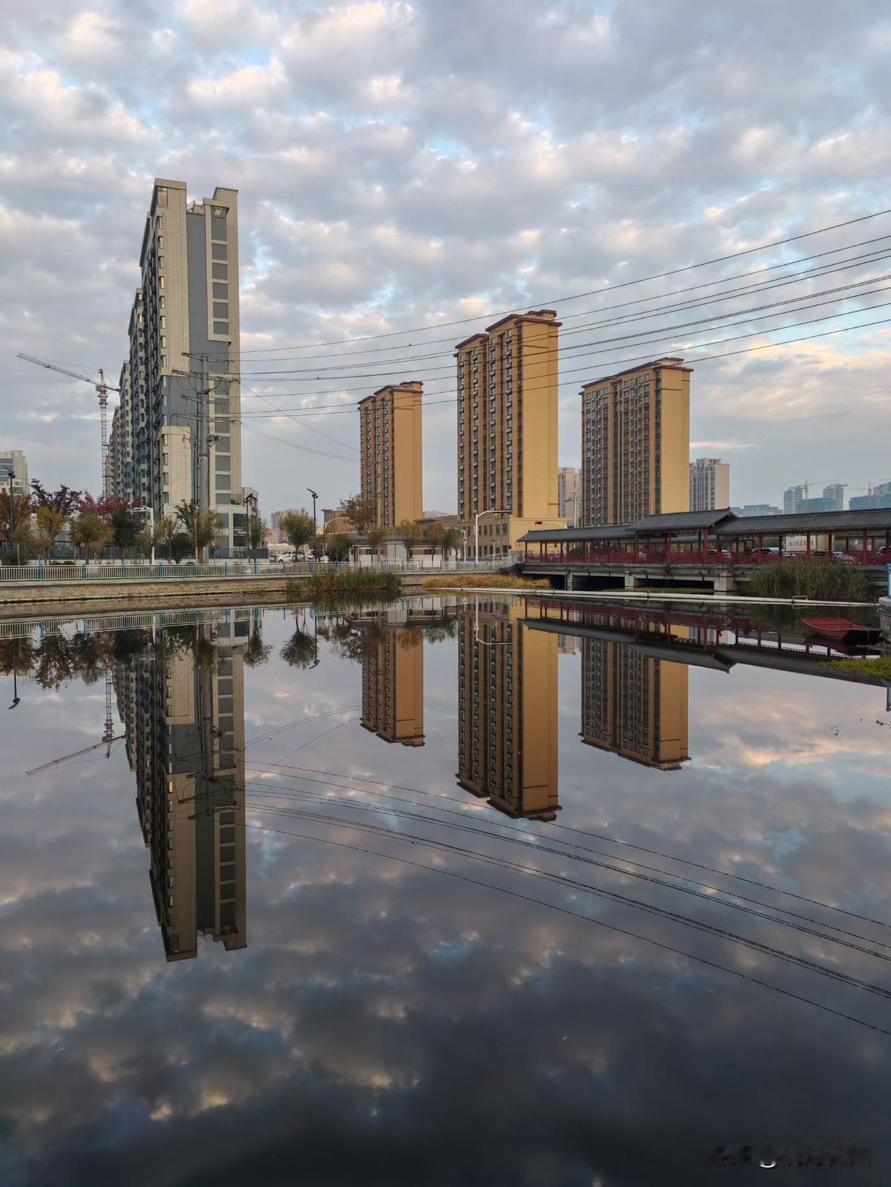 亲戚家有喜事，送礼和亲戚家的亲戚们凑了一桌，因为亲戚的关系，拐带着弯的都有了那么