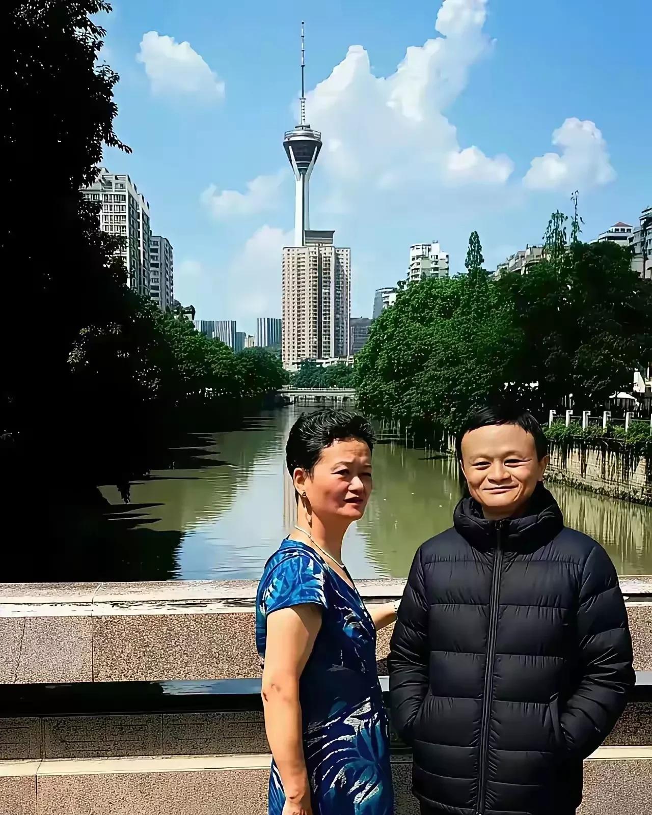 马云和母亲的合照很有意义。从那张1964年的照片能看到很多。那时候马云还是个孩子