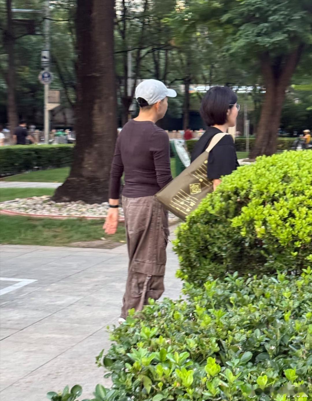 65岁宋丹丹在北京逛商场被偶遇，她一副中性打扮，身材看起来真好，就是体态不太好，