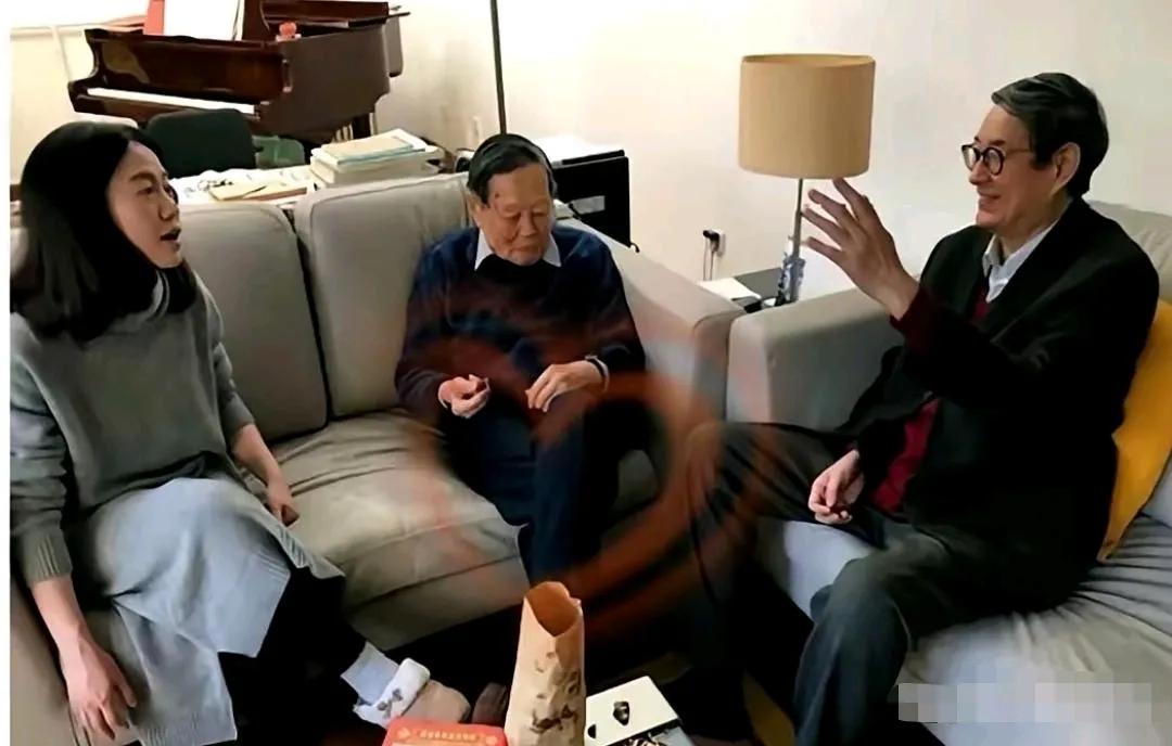 杨振宁对翁帆的“偏心”：没留巨款却给了份“铁饭碗”，全世界只她能端世人曾揣